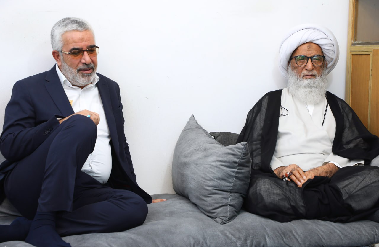 آية الله النجفي يستقبل الوفود المهنئة بسلامته بعد العملية الجراحية