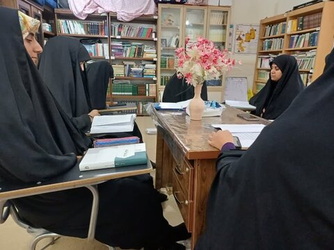 نشست جمع خوانی کتاب در مدرسه علمیه خواهران دلوار