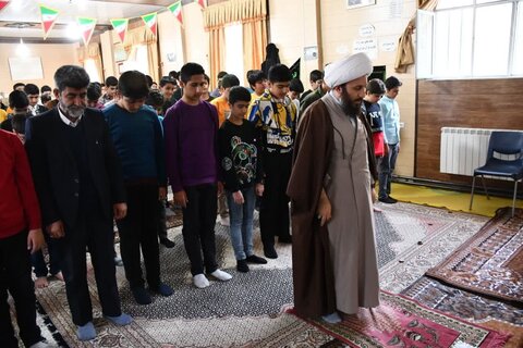 تصاویر/ حضور امام جمعه خوی در بین دانش آموزان