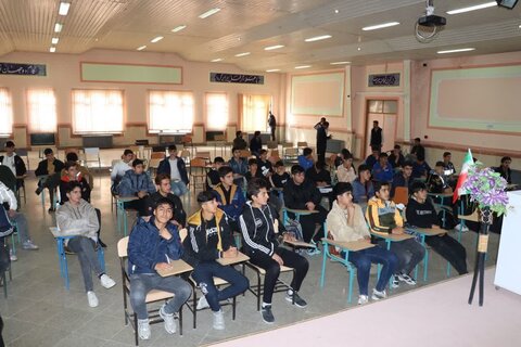 تصاویر/ نشست بصیرتی دانش آموزان تکاب با امام جمعه این شهرستان