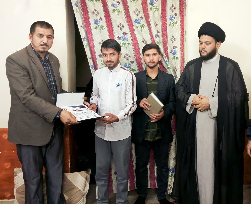مدرسه امام حسین (ع) میں موبائل گرافکس ڈیزائننگ کورس کے اختتام پر ڈیزائنرز میں اسناد تقسیم