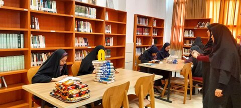 بازدید دانش آموزان مدرسه المهدی از کتابخانه مدرسه علمیه فاطمه الزهرا(س) ساوه