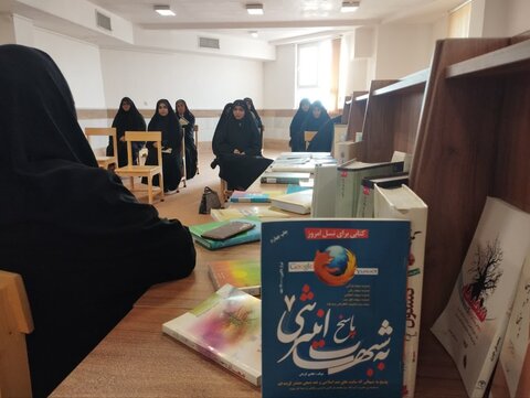 تصاویر اجرای برنامه های هفته کتاب خوانی در مدرسه خواهران ازنا