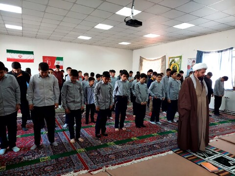 تصاویر/ دیدار صمیمی امام جمعه خرمدره با دانش آموزان این شهرستان
