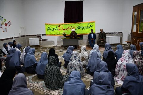 تصاویر/  حضور امام جمعه خوی در جمع دانش آموزان شهر فیرورق