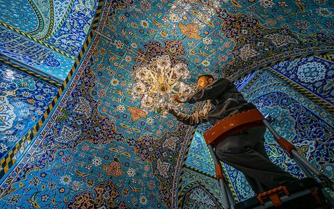 بالصور/ تنظيف الثريات في الحرم الحسيني المطهر