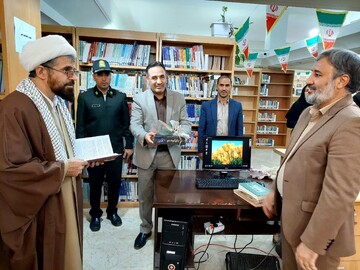 تصاویر/ بازدید امام جمعه خرمدره از کتابخانه عمومی این شهر