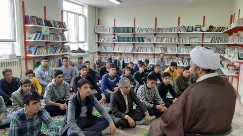 تصاویر/ دیدار صمیمی امام جمعه ترکمنچای  با دانش آموزان این شهرستان