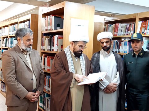 تصاویر/ بازدید امام جمعه خرمدره از کتابخانه عمومی این شهر