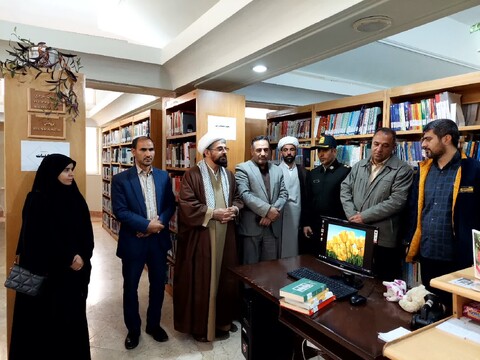 تصاویر/ بازدید امام جمعه خرمدره از کتابخانه عمومی این شهر