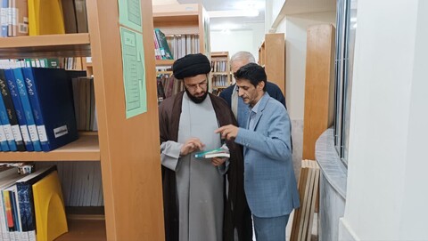 تصاویر/ بازدید امام جمعه سلطانیه از کتابخانه عمومی این شهر