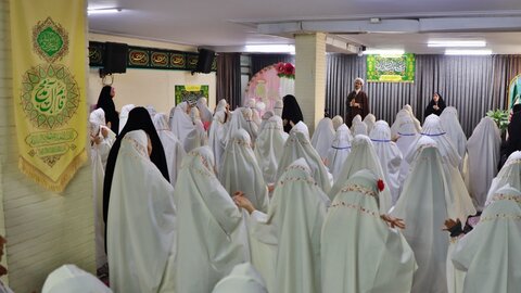 مراسم جشن تکلیف دختران تحت پوشش کمیته امداد امام خمینی (ره) البرز برگزار شد