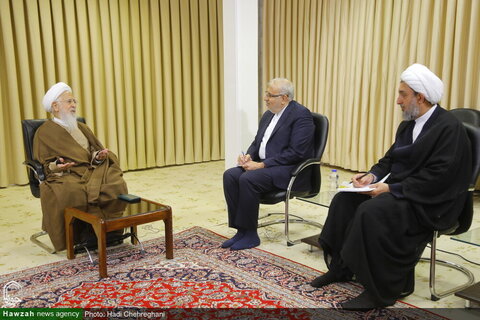 بالصور/ وزير النفط الإيراني يلتقي بالعلماء وأفاضل الحوزة العلمية بمدينة قم المقدسة