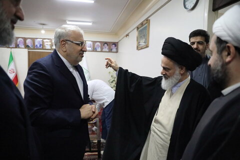 بالصور/ وزير النفط الإيراني يلتقي بالعلماء وأفاضل الحوزة العلمية بمدينة قم المقدسة