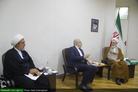 وزير النفط الإيراني يلتقي بعلماء وأفاضل الحوزة العلمية بمدينة قم المقدسة
