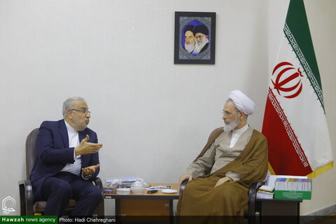 وزير النفط الإيراني يلتقي بعلماء وأفاضل الحوزة العلمية بمدينة قم المقدسة