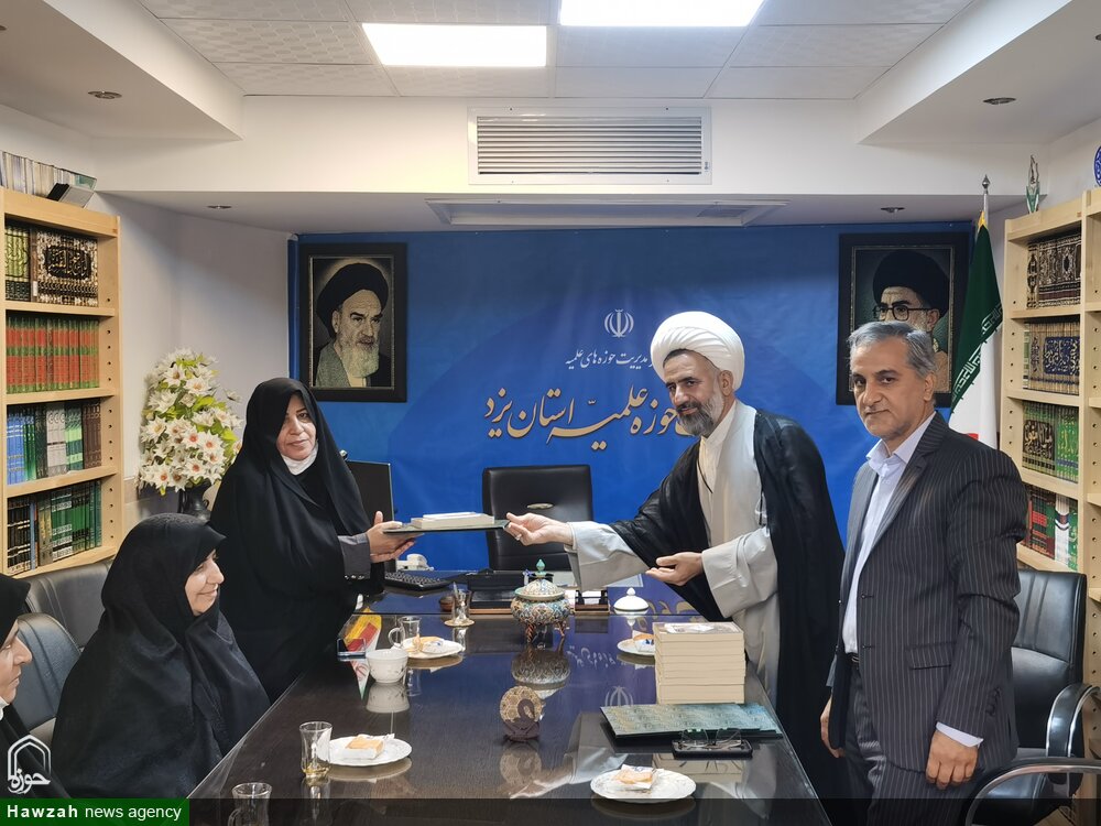 مدیر حوزه علمیه یزد از فعالین نماز دبیرستان استعدادهای درخشان فرزانگان تقدیر کرد