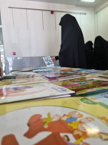 بازدید طلاب مدرسه علمیه کوثر زرندیه از نمایشگاه کتاب در اداره فرهنگ و ارشاد اسلامی این شهرستان