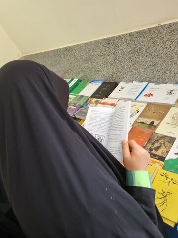 بازدید طلاب مدرسه علمیه کوثر زرندیه از نمایشگاه کتاب در اداره فرهنگ و ارشاد اسلامی این شهرستان