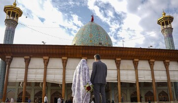 برگزاری مراسم عقد زوجین جوان در جوار حرم مطهر حضرت شاهچراغ(ع)