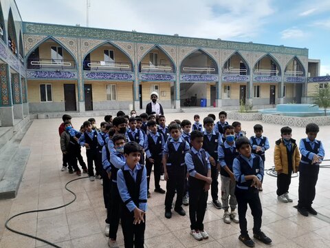 تصاویر/ آموزش احکام شیوه صحیح وضو و نماز برای دانش آموزان توسط طلاب مدرسه علمیه حاجی آباد