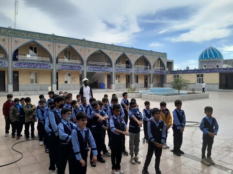تصاویر/ آموزش احکام شیوه صحیح وضو و نماز برای دانش آموزان توسط طلاب مدرسه علمیه حاجی آباد