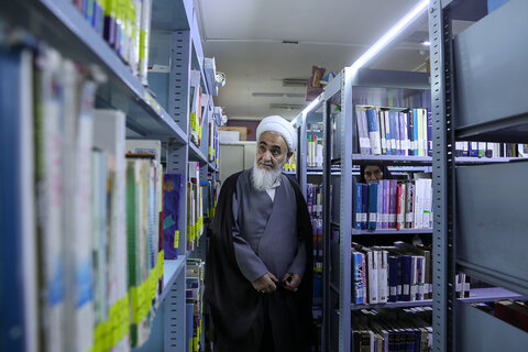 تصاویر / بازدید نماینده ولی فقیه در استان قزوین از کتابخانه علامه رفیعی