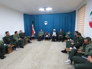 تصاویر/ دیدار فرمانده و جمعی از کارکنان ناحیه مقاومت بسیج سپاه شهرستان تکاب با امام جمعه شهرستان