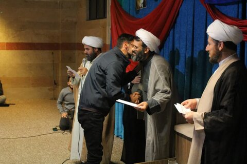 تصاویر/مراسم اهداء جوائز به برندگان مسابقه کتابخوانی مدرسه علمیه امام صادق (ع) قروه
