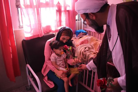 تصاویر/ تقدیر از پرستاران و کادر درمان بیمارستان کودکان بهرامی تهران توسط مدیر حوزه علمیه تهران