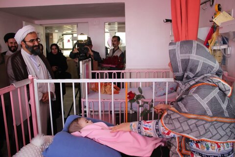 تصاویر/ تقدیر از پرستاران و کادر درمان بیمارستان کودکان بهرامی تهران توسط مدیر حوزه علمیه تهران