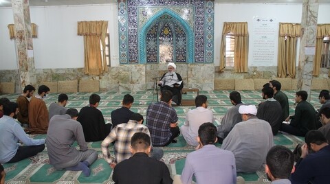 تصاویر/ درس اخلاق امام جمعه بوشهر در مدرسه امام خمینی(ره)