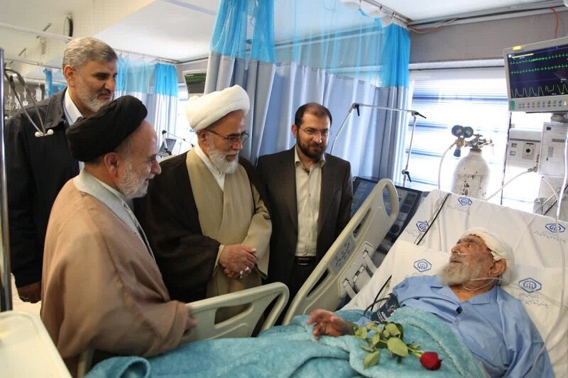 عیادت امام جمعه کرمانشاه از آیت الله حجتی هرسینی + عکس