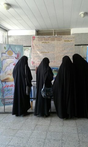 بازدید طلاب مدرسه علمیه هاجر خمین از کتابخانه شهید بهشتی این شهرستان