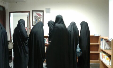 بازدید طلاب مدرسه علمیه هاجر خمین از کتابخانه شهید بهشتی این شهرستان