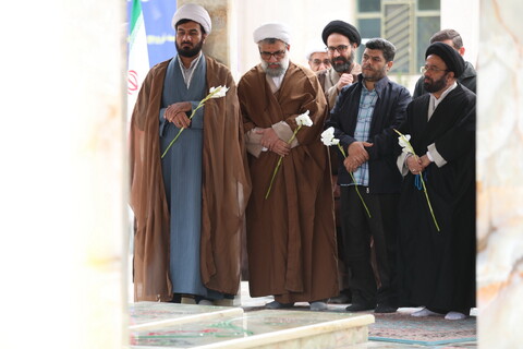 تصاویر/ تجدیدمیثاق کارکنان مرکز مدیریت حوزههای علمیه با شهدای گمنام