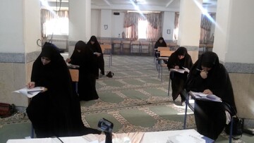 برگزاری آزمون بازپذیری با شرکت ۵۰ بانوی طلبه لرستانی