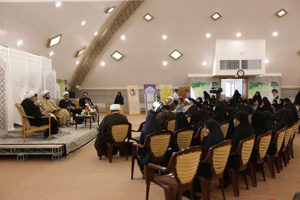 چهره زن جهان اندیش مسلمان بهخوبی در دنیا نمود پیدا کند