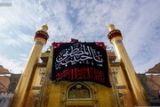تصاویر/ ایام فاطمیہ کے موقع پر حرم امام علی (ع) کے دروازے اور دیوار پر سیاہ پرچم نصب