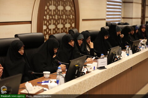 بالصور/ إقامة ورشة تعليمية تحت شعار "الحوار الديني في الساحة الدولية" بمدينة قم المقدسة