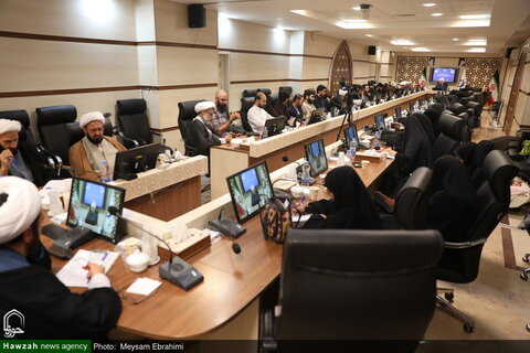 بالصور/ إقامة ورشة تعليمية تحت شعار "الحوار الديني في الساحة الدولية" بمدينة قم المقدسة