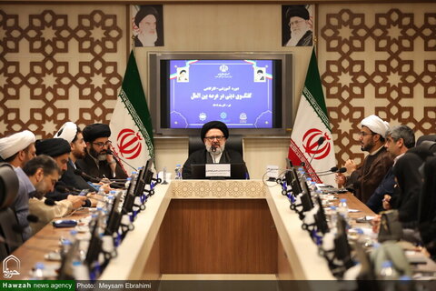 بالصور/ إقامة ورشة تعليمية تحت شعار "الحوار الديني في الساحة الدولية" بمدينة قم المقدسة