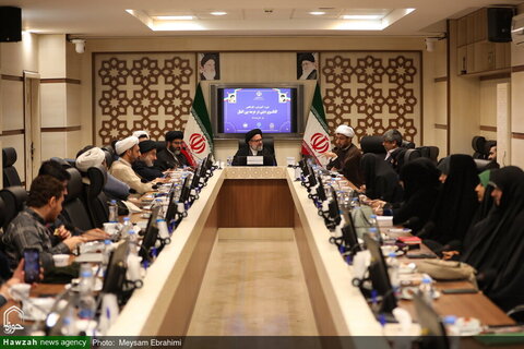 بالصور/ إقامة ورشة تعليمية تحت شعار "الحوار الديني في الساحة الدولية" بمدينة قم المقدسة