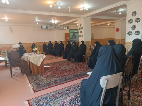 تصاویر/ جلسه هم اندیشی مسئولین مدرسه علمیه الزهرا (س) خوی با امام جمعه این شهرستان