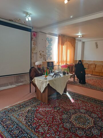 تصاویر/ جلسه هم اندیشی مسئولین مدرسه علمیه الزهرا (س) خوی با امام جمعه این شهرستان