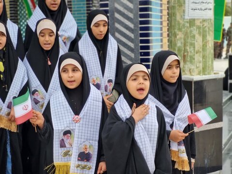 تصاویر/غبار روبی و عطر افشانی مزار شهدای گمنام در پارسیان