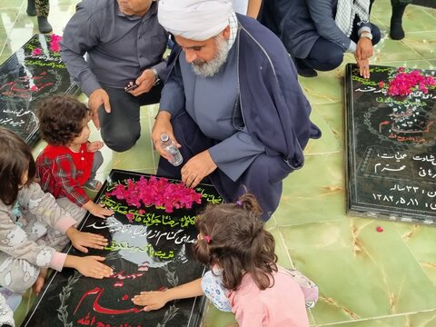 تصاویر/غبار روبی و عطر افشانی مزار شهدای گمنام در پارسیان
