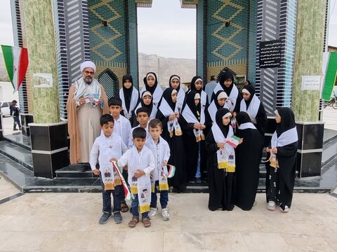 تصاویر/غبار روبی و عطر افشانی مزار شهدای گمنام در پارسیان