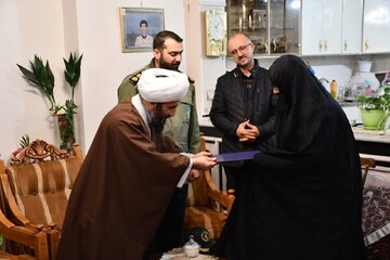 تصاویر/ دیدار امام جمعه شهرستان خوی با خانواده شهید حجت عادلی