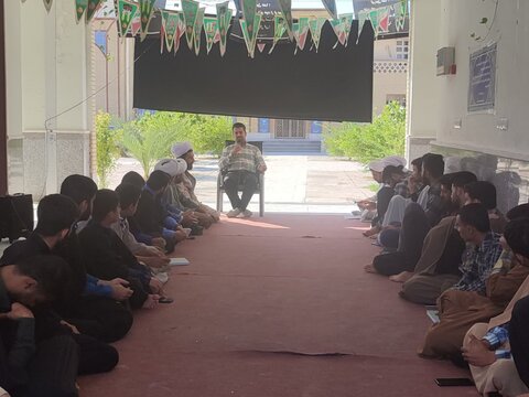 تصاویر/برگزاری  نشست سیاسی در هفته بسیج مدرسه علمیه پارسیان